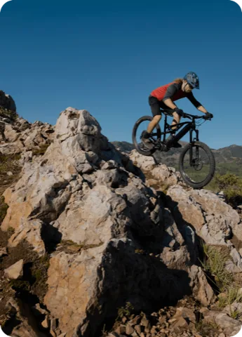 Ciclista de montaña descendiendo por una formación rocosa