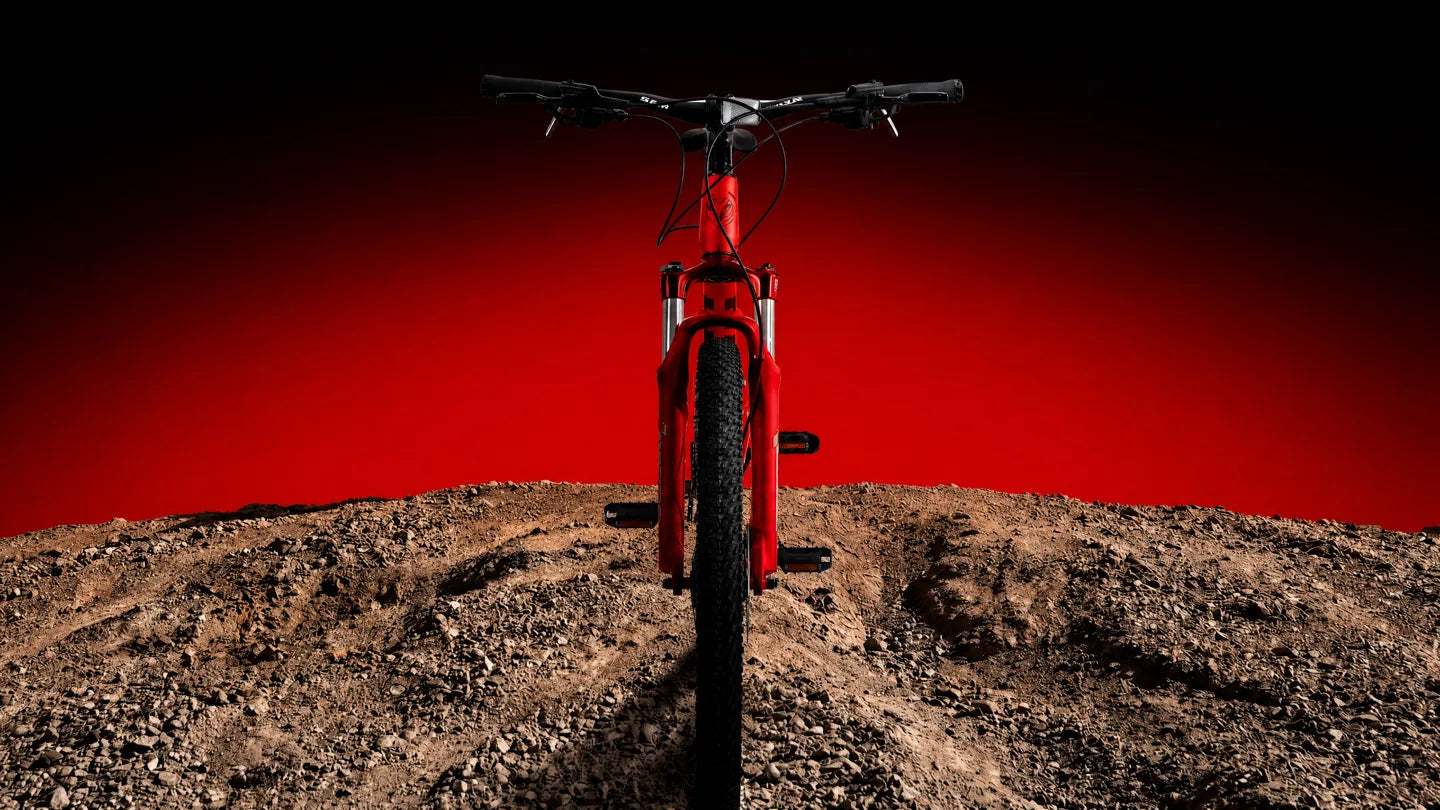 Bicicleta RAM sobre terracería al atardecer